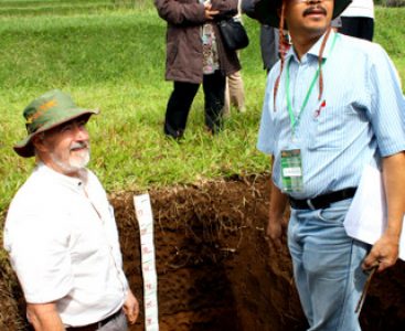 Mike Grundy (CSIRO) and Markus Andas (Indonesian Centre for Agricultural Land Research and Development) discuss the attributes of the fertile soils of Cianjur region of West Java (Photo courtesy of Claire Harris, CSIRO).